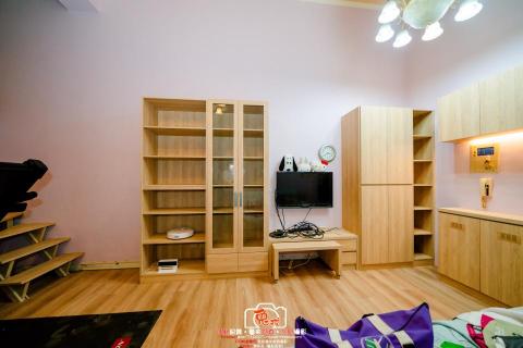 御城室內設計 - Design Style | 電梯大樓設計
Design Location | 台南市
Surface Area | 30坪
Interior Space | 玄關、客廳、餐廳、廚房
Primary Material | 烤漆木皮、PVC木皮、超耐磨木地板、壁紙、水泥漆