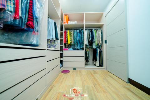 御城室內設計 - Design Style | 透天住宅設計
Design Location | 高雄市
Surface Area | 72坪
Interior Space | 玄關、客廳、餐廳、廚房、主臥室、更衣室、書房、客房、孝親房
Primary Material | 烤漆木皮、PVC木皮、裝潢板、系統櫃、超耐磨木地板、木紋磚、石英磚、石材、壁紙、PVC地磚、乳膠漆