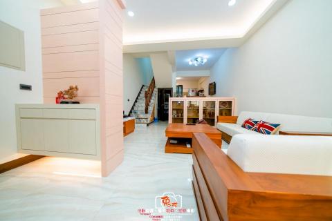 御城室內設計 - Design Style | 透天住宅設計
Design Location | 高雄市
Surface Area | 72坪
Interior Space | 玄關、客廳、餐廳、廚房、主臥室、更衣室、書房、客房、孝親房
Primary Material | 烤漆木皮、PVC木皮、裝潢板、系統櫃、超耐磨木地板、木紋磚、石英磚、石材、壁紙、PVC地磚、乳膠漆