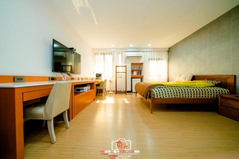 御城室內設計 - Design Style | 透天住宅設計
Design Location | 高雄市
Surface Area | 72坪
Interior Space | 玄關、客廳、餐廳、廚房、主臥室、更衣室、書房、客房、孝親房
Primary Material | 烤漆木皮、PVC木皮、裝潢板、系統櫃、超耐磨木地板、木紋磚、石英磚、石材、壁紙、PVC地磚、乳膠漆