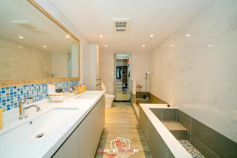 御城室內設計 - Design Style | 透天住宅設計
Design Location | 高雄市
Surface Area | 72坪
Interior Space | 玄關、客廳、餐廳、廚房、主臥室、更衣室、書房、客房、孝親房
Primary Material | 烤漆木皮、PVC木皮、裝潢板、系統櫃、超耐磨木地板、木紋磚、石英磚、石材、壁紙、PVC地磚、乳膠漆