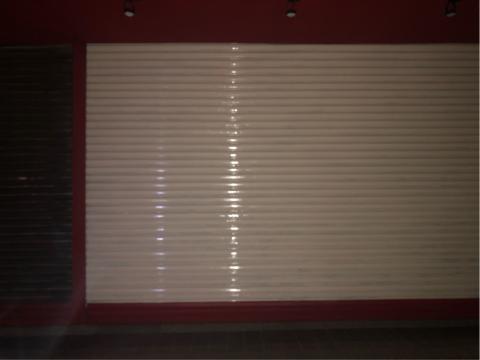 宏玲工程 - 半夜鐵捲門施工
