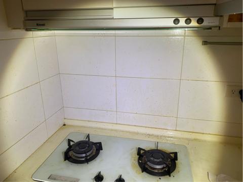 銘鑫環衛有限公司：統編83780220:各種蟲害防治.居家清 - 廚房油垢
清潔（前）