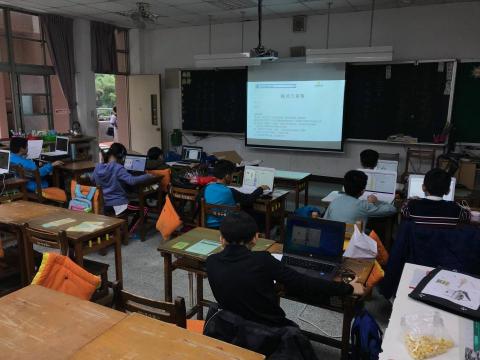 翁睿鍠 - 國小社團授課照片