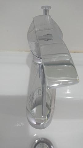 張采彙 - 水龍頭清除水垢