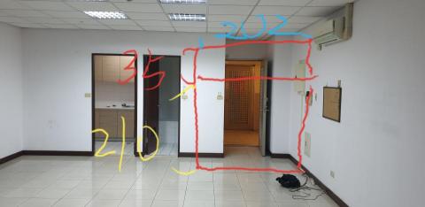 林旭崙集佳水電裝修 - 辦公室跟客戶溝通後，幫客戶丈量玄關呎吋後待續……