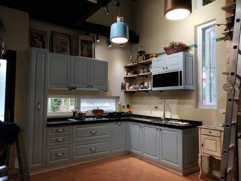 藝美系統裝修 - 黑色的檯面搭鄉村風也很好看，不再是大家都喜歡的白色??
漂亮的廚具搭配漂亮的器具用品
別再買五金行的日用品啦??