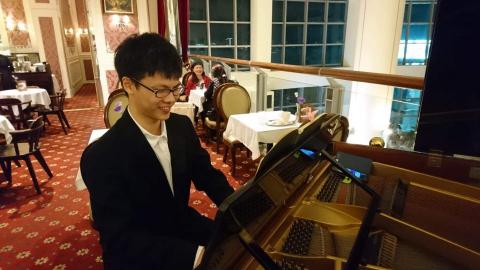 蘇鈺淇 - Amadeus甜點專賣店，鋼琴演奏