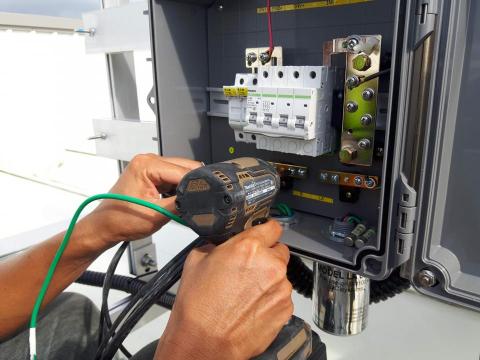 奧迪熊工程行 - 太陽能板接線部份