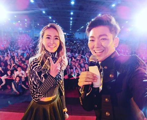 何偉綸 - 受邀擔任寶島眼鏡集團35週年尾牙晚宴 主持人/訪問歌手蔡依林。 