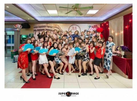 嘉浥音樂藝術娛樂整合服務團隊 - 彰化秀水鵝媽媽六零年代復古上海風婚禮趴
婚禮樂團、燈光音響、場地佈置、服裝規劃 嘉浥音樂藝術娛樂整合服務團隊 - 彰化秀水鵝媽媽六零年代復古上海風婚禮趴
婚禮樂團、燈光音響、場地佈置、服裝規劃