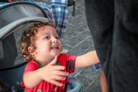 廖凰均 - 於海生館實習時所拍攝的活動照，從孩子想要被擁抱的角度做拍攝，製造臨場感。