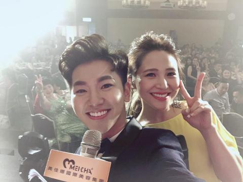 何偉綸 - 受邀擔任美佳娜集團 年會晚宴 主持人/訪問歌手梁文音 