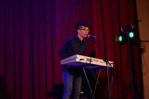 吳東恩 - 樂團表演擔任主唱、keyboard手