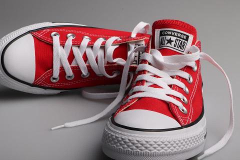 廖凰均 - 商品攝影，於攝影棚內拍攝。參考converse的品牌形象，將產品鬆掉鞋帶與不整齊擺放，製造玩世不恭與毫無拘束的感受。