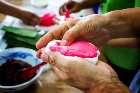 廖凰均 - 於海生館實習的做粿活動所拍攝，利用淺景深與加入暗角凸顯主體。