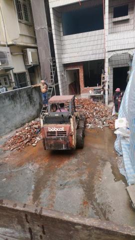 鑫勇工程行 - 三樓透天室內隔牆全部打除 原有裝潢拆除 舊廁所修改與新建廁所（中清路）