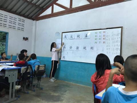 李欣頻 - 在泰國美斯樂當地小學上課的情形