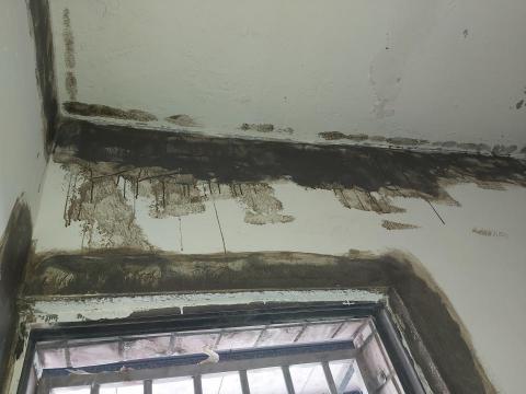 賴克明防水防漏 - 窗框四週及頂板二次施工縫補壁癌抑制劑處理（此為透天厝樓梯間頂樓之位置）