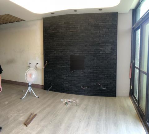 黃榆芫 - 卡扣地板、文化石電視牆。