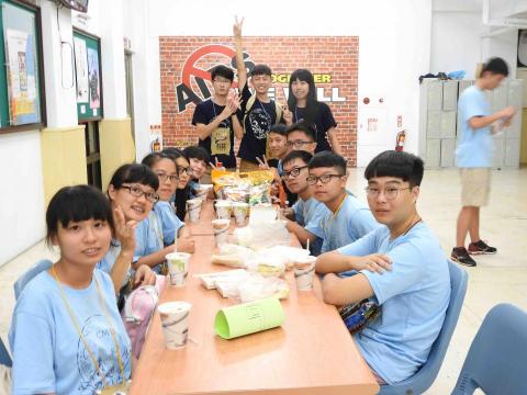 林聖堯 - 也參與過高中營隊舉辦，除了讀書外平常也喜歡彈吉他及唱歌