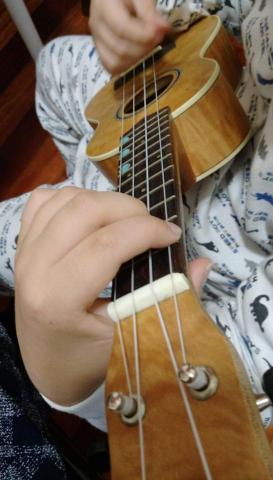 王老師 - 指導學生壓弦的正確手型