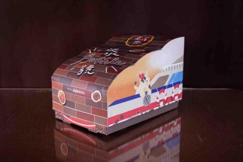 袁鐘云 - 基諾淡水門市-咖啡盒設計：大禮盒製作 三段式弧形設計 結合淡水特色 將大包裝製作像一艘船