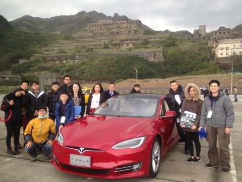 Ellie H  - Tesla x Womany品牌合作推廣影片拍攝。