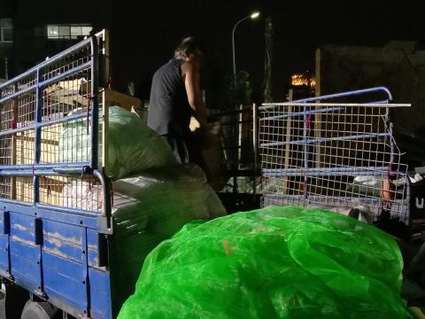 大眾國際資源回收 - 工作人員施工 下貨