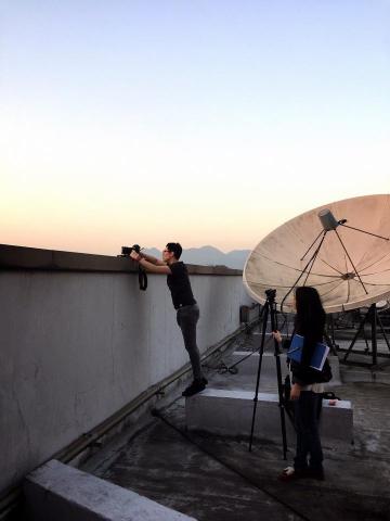 Ellie H  - 拍攝台北街景。