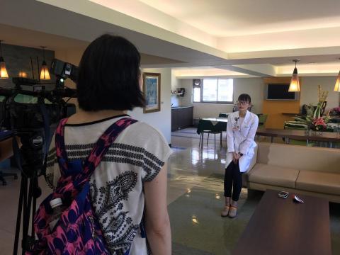 Ellie H  - 拍攝大愛電視台節目，主角為走進山區行醫的台北女醫師。