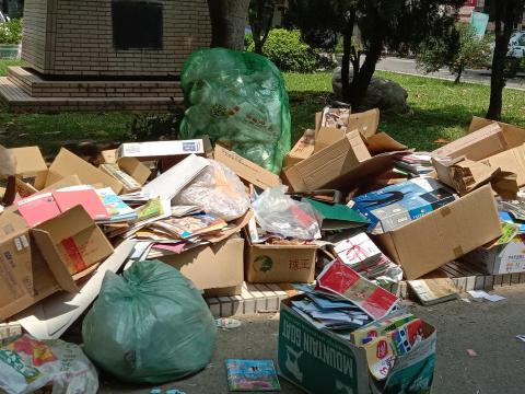 大眾國際資源回收 - 堆積如山