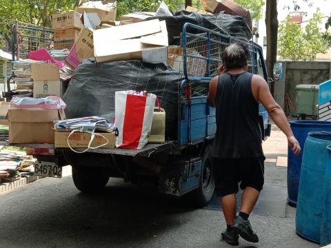 大眾國際資源回收 - 工作人員 在載滿滿 準備上車