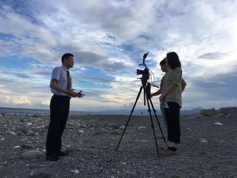 Ellie H  - 於台東海濱拍攝人物紀錄短片。