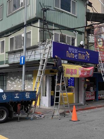 奇藝果廣告企業社 - 無接縫uv彩白彩燈箱更換