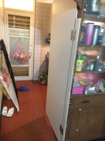 葉光銘 光木業室內裝潢 - 貓咪老是跑進租屋處廚房調皮  但因為是租屋地點  無法裝設門片  同時貓網又太麻煩  就用木板設計一個簡易可拆卸門片