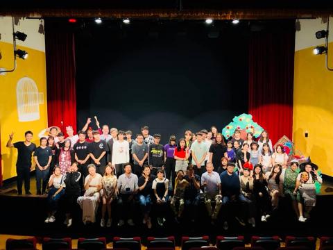 wena  - 在大二時,我參與自己科系公演(飾演配角)也擔任道具