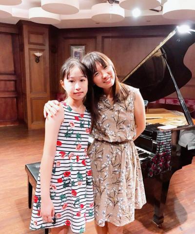 🌹芯芯老師🌹把音樂變簡單😉流行/古典鋼琴🧡烏克👑樂理 - 師生音樂會結束後，和學生一起合照