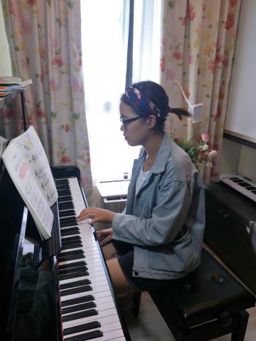 🌹芯芯老師🌹把音樂變簡單😉流行/古典鋼琴🧡烏克👑樂理 - 上課專心的練琴