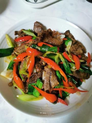 康小姐 - 蒜苗炒滷牛肉