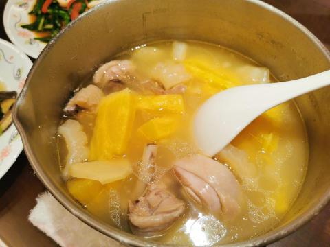 康小姐 - 鳳梨苦瓜雞湯