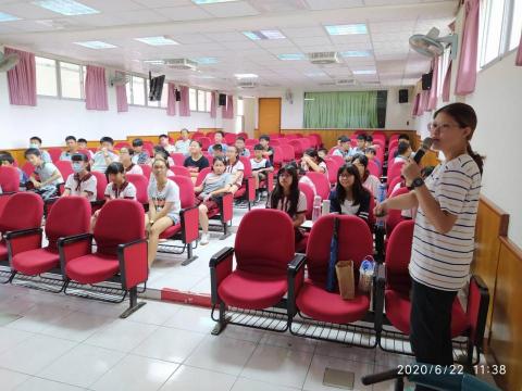 王薇涵 - 於安順國小，向六年級的小朋友分享學習日文的經驗