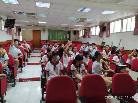 王薇涵 - 於安順國小，向六年級的小朋友分享學習日文的經驗