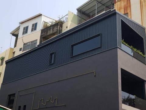 金水峯工程有限公司 - 簡陋的鐵皮屋說再見，超級美的住家?~
鐵皮屋是台灣最常見的建築物之一，在你印象中的鐵皮屋一直跟不美觀劃上等號，在這要打破你的迷思，看完施工照片讓你重新定義，首選金水峯工程，讓傳統鐵皮的外表也可以容光煥發。