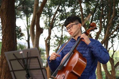 提供大提琴服務的專家周典運