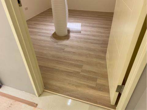 方城室 - 木柵。實木地板的鋪設完成品。