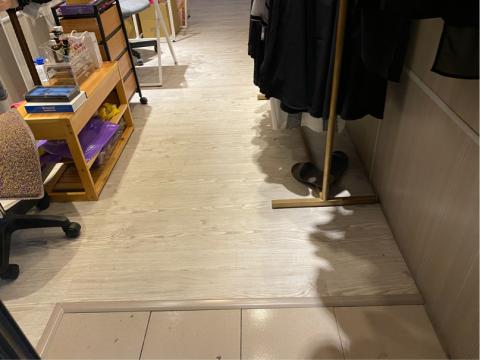 方城室 - 中和。塑膠地板+門口壓條