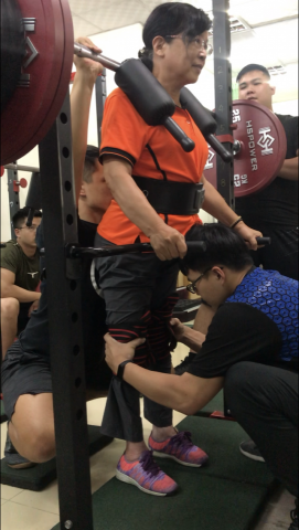 潘儒奕 ( 潘潘 ) - 照片為我的母親。
帶領她透過重量訓練,改善關節退化與骨質疏鬆。 潘儒奕 ( 潘潘 ) - 照片為我的母親。
帶領她透過重量訓練,改善關節退化與骨質疏鬆。