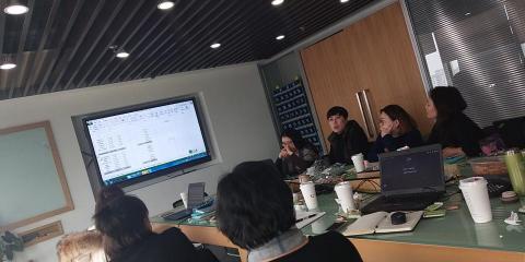 Lucky Sparrow 🙊🙉🙈 - Working hard Lucky Sparrow 🙊🙉🙈 - Working hard