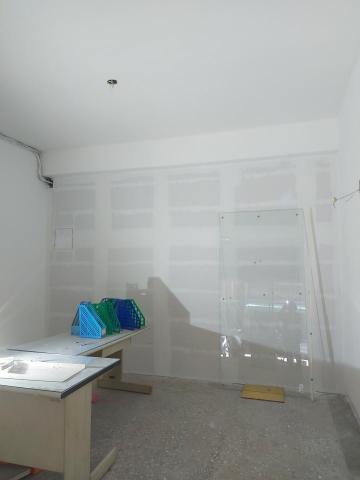 藍翊工程行 - 綁油底漆一道，水性水泥漆兩道完成，牆面批土是要貼輸出